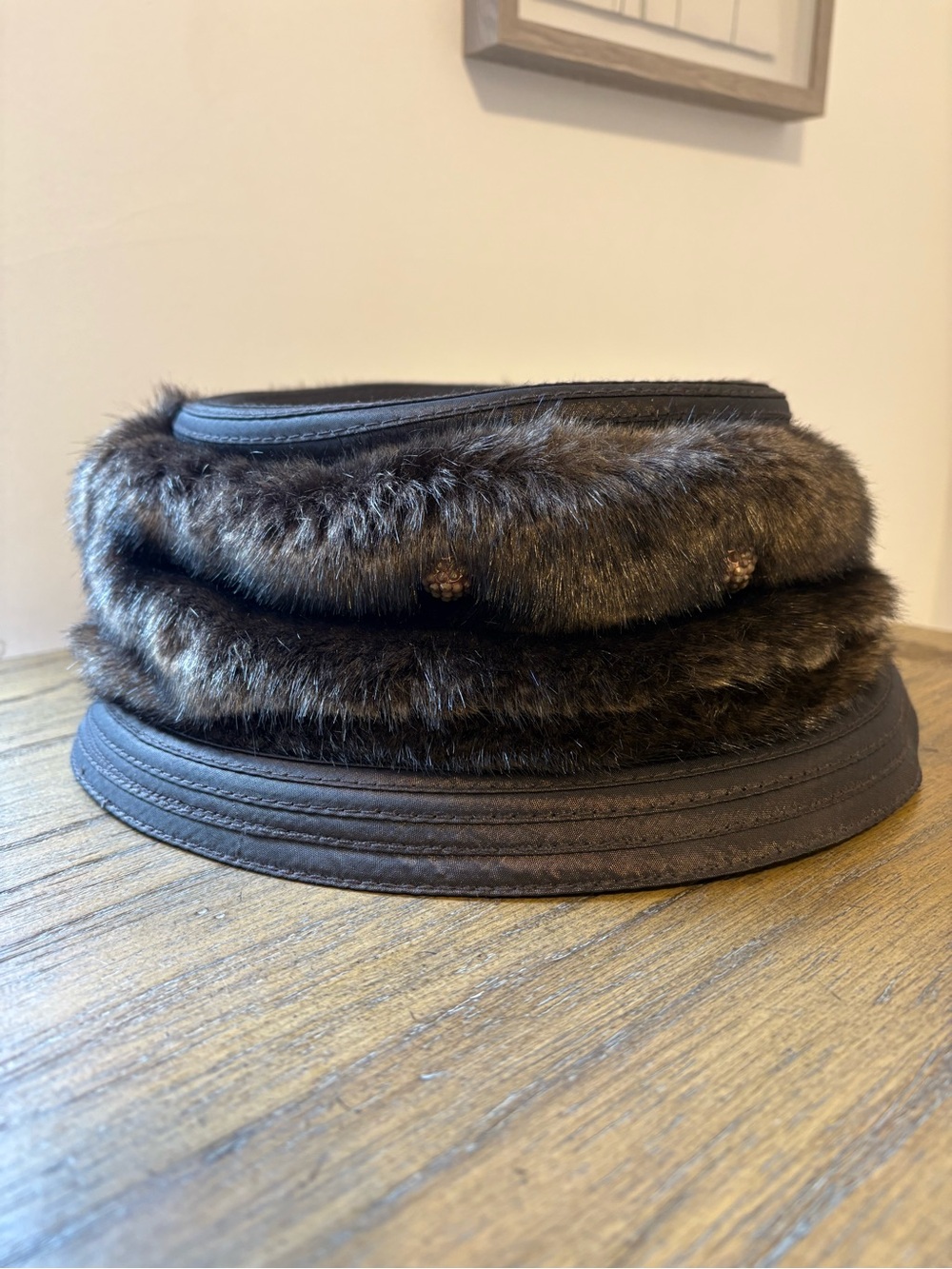 VINTAGE Whittall & Shon fur-trimmed pillbox/cloche-style hat